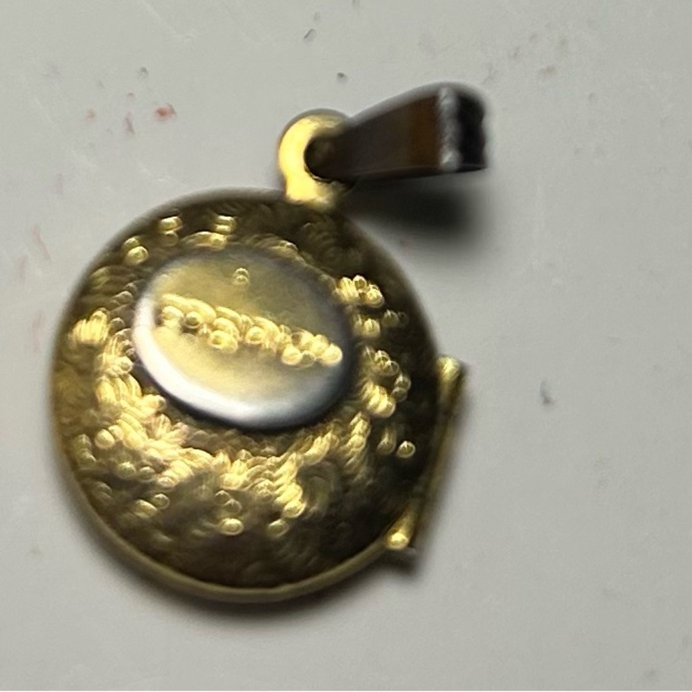 Gold Pendant with Tassel - Picture 6 of 9